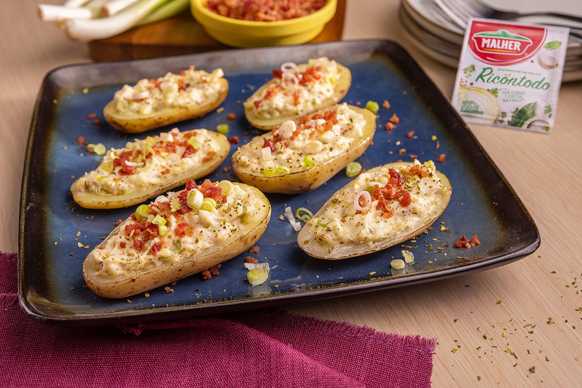 CÁSCARAS DE PAPAS RELLENAS DE QUESO Y TOCINO CÁSCARAS DE PAPAS RELLENAS DE QUESO Y TOCINO