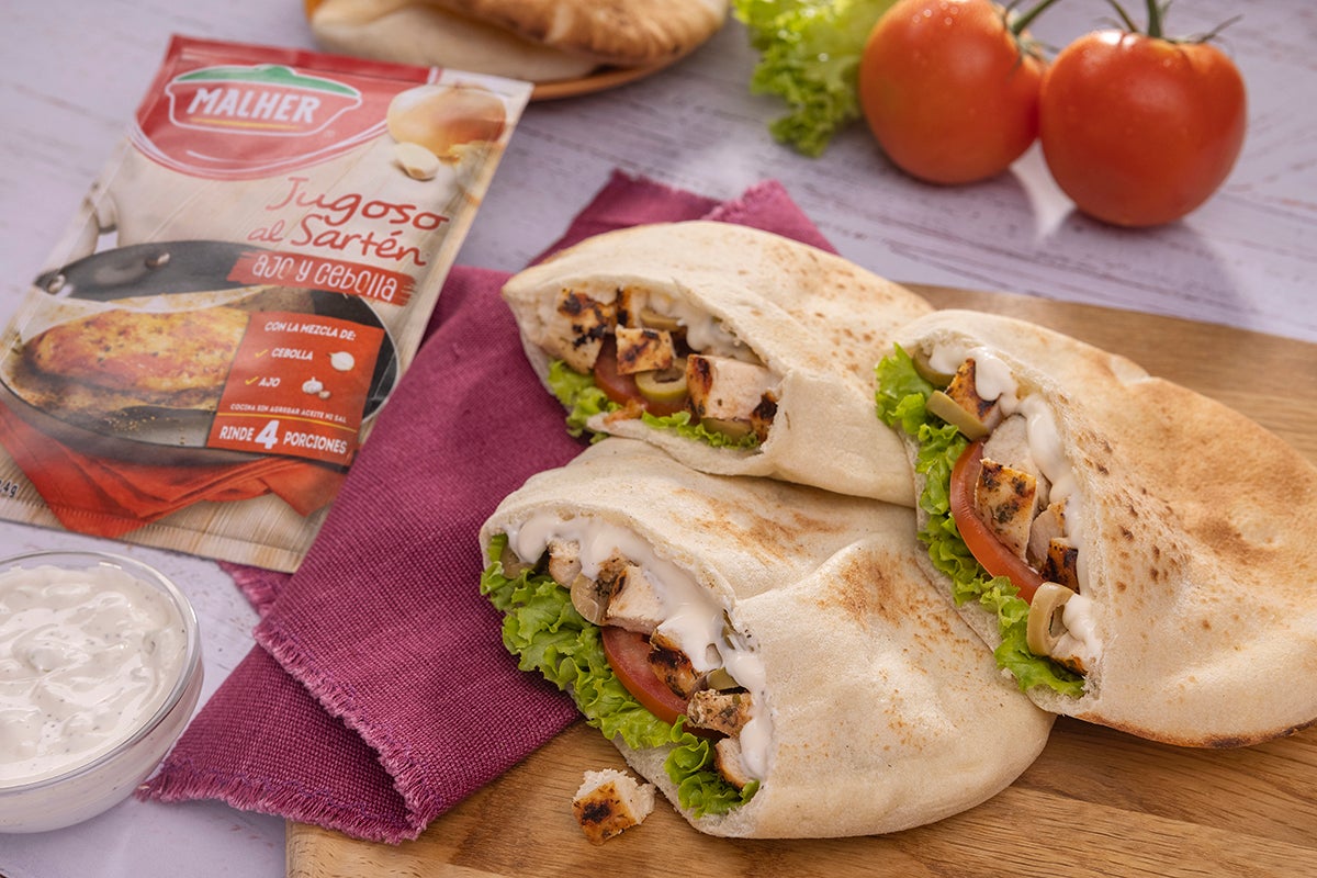 SANDWICH DE PAN DE PITA Y POLLO SANDWICH DE PAN DE PITA Y POLLO