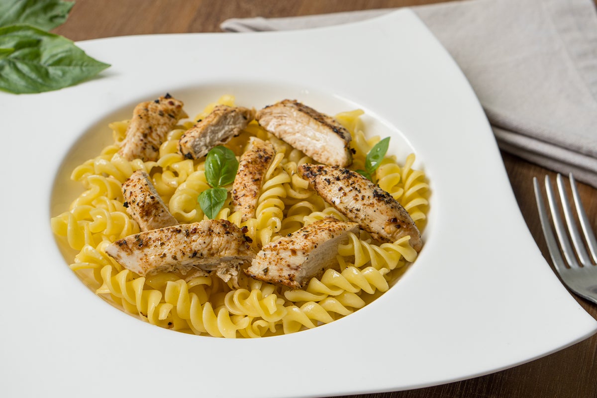 Pollo con pasta Pasta con pollo preparado con jugoso al sartén malher