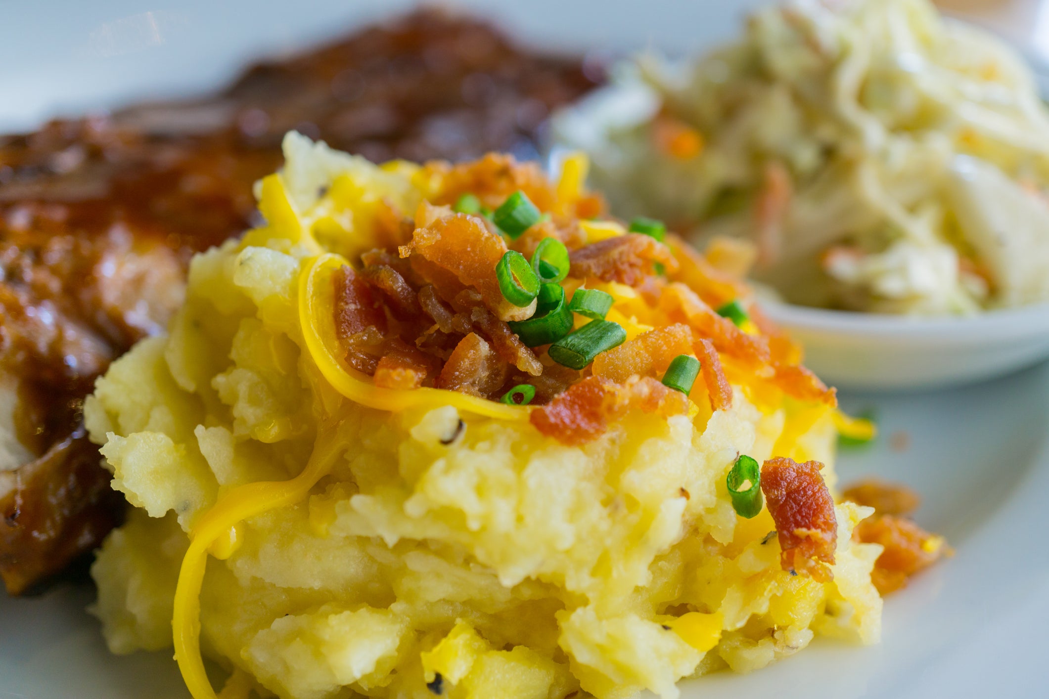 Delicioso puré de papas gratinado con tocino Delicioso puré de papas gratinado con tocino