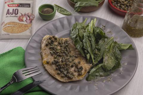 Pescado en salsa de limón con ajo y perejil