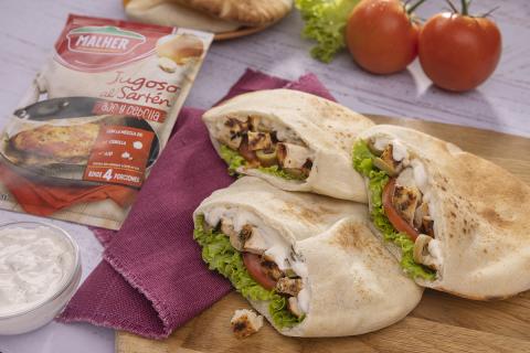SANDWICH DE PAN DE PITA Y POLLO