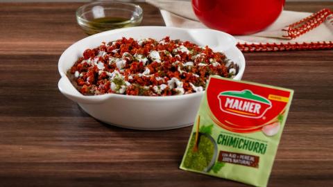 Dip de Frijoles con Chorizo y Chimichurri